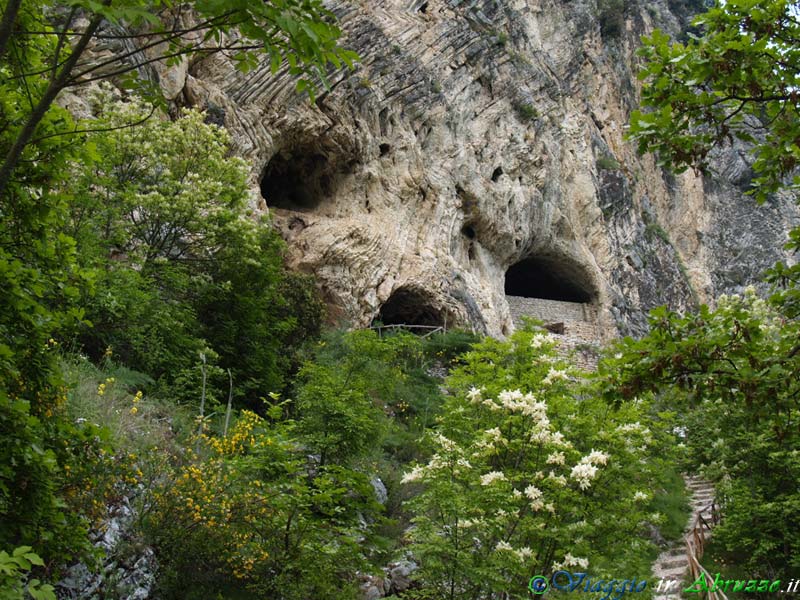 25-P5076585+.jpg - 25-P5076585+.jpg - La preistorica grotta dell'eremo di S. Angelo, sito archeologico situato nella Riserva Naturale delle "Gole del Salinello, in territorio di Civitella del Tronto.